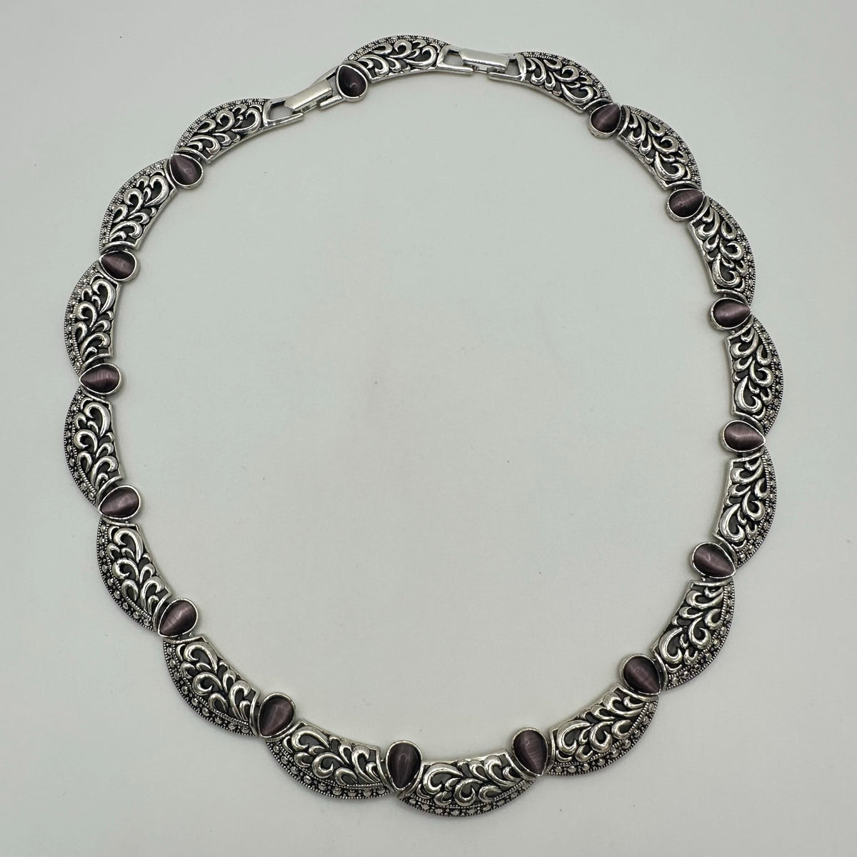 Avon vintage silver tone purple cats eye art glass faux chalcedony necklace