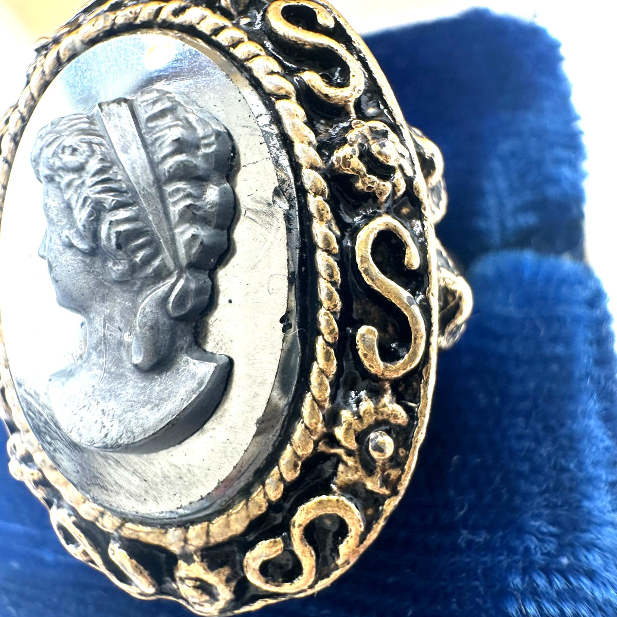 Vintage 1960s gold tone black hematite glass cameo adjustable cocktail ring