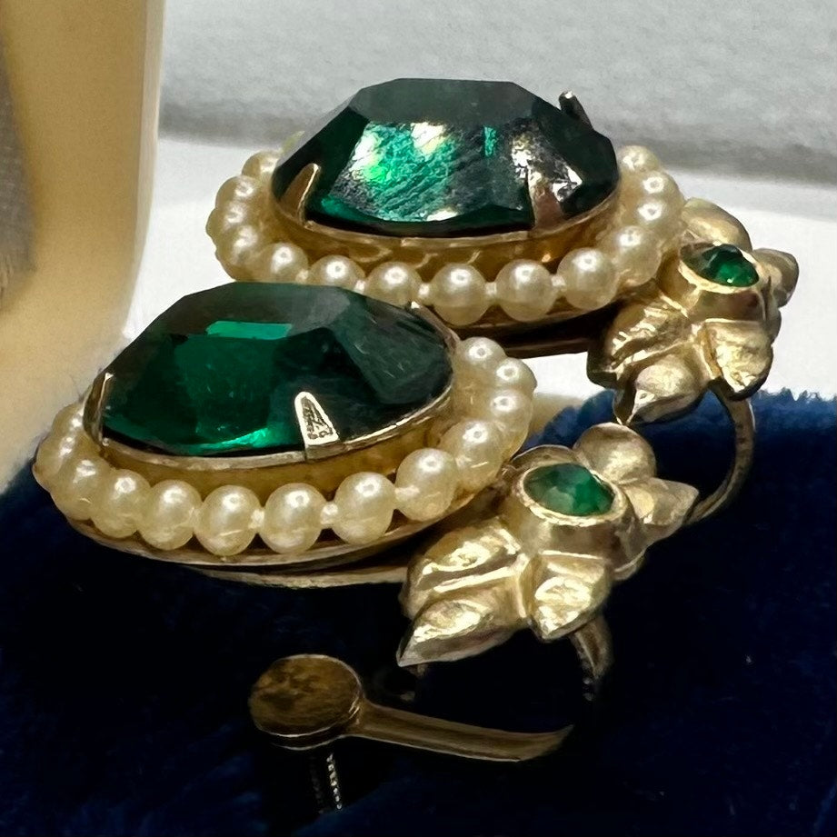 Coro vintage gold tone emerald green rhinestones faux pearls screw back earrings