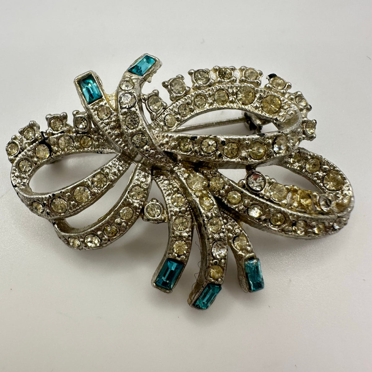 Vintage 1940 silver tone rhodium plated clear blue rhinestones bow brooch