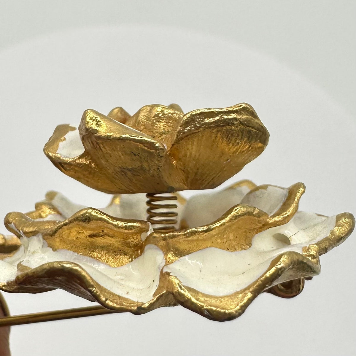 Vintage gold tone white enamel trembler en tremblant rose flower floral brooch