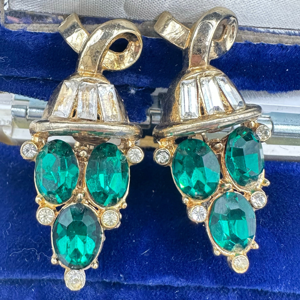 Coro vintage gold tone emerald green rhinestones baguettes clip on earrings