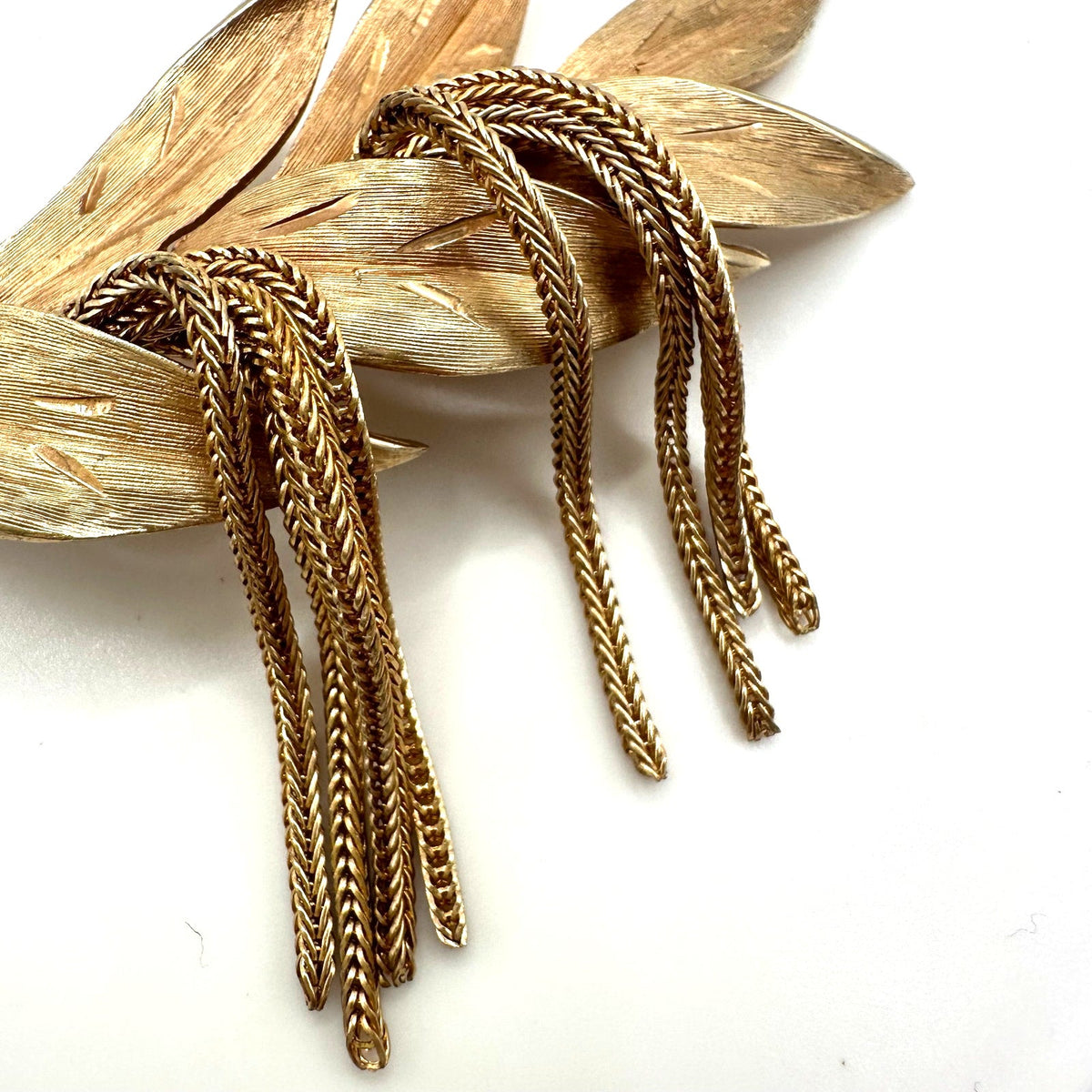 Vintage high end gold tone articulated foxtail chains leaf leaves brooch