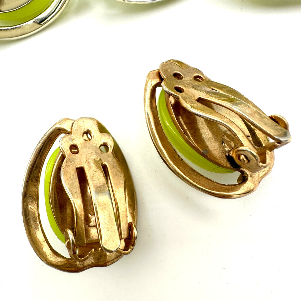 Vintage 1940s gold tone neon yellow moonglow lucite bracelet clip on earrings