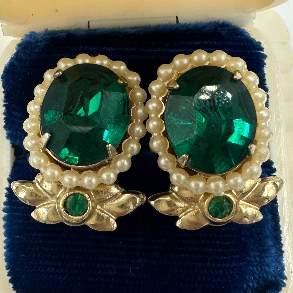 Coro vintage gold tone emerald green rhinestones faux pearls screw back earrings