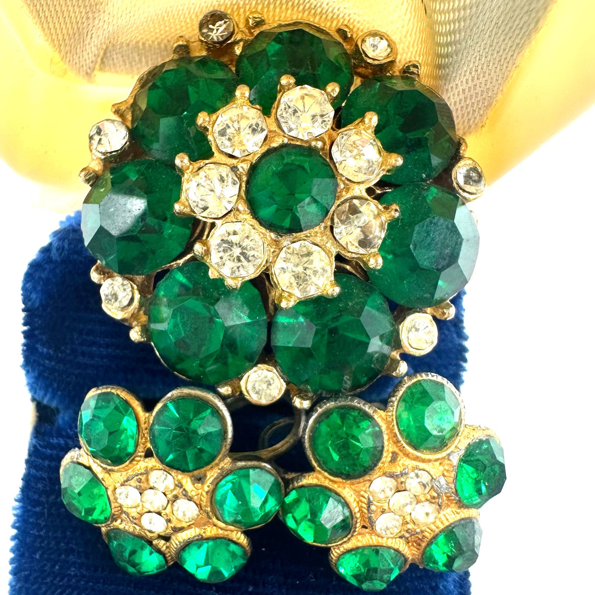 Vintage 1940s gold tone emerald green clear rhinestones brooch screw earrings