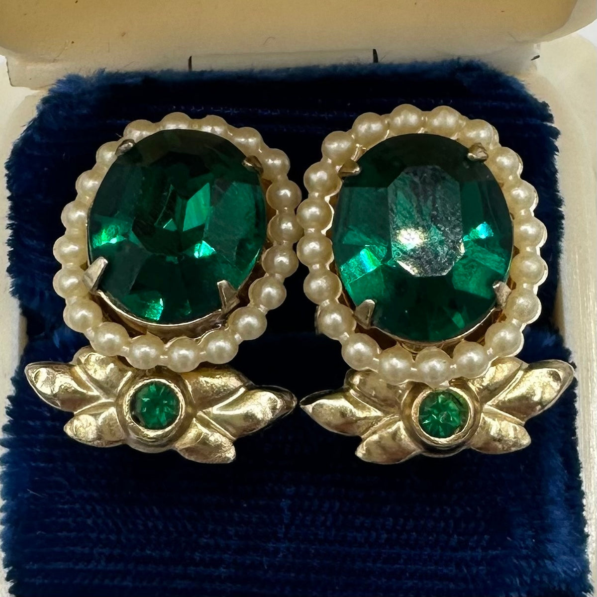 Coro vintage gold tone emerald green rhinestones faux pearls screw back earrings