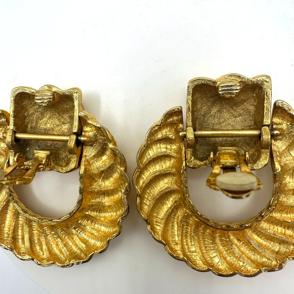 Vintage 1980s 1990s gold tone scalloped door knocker statement clip on earrings