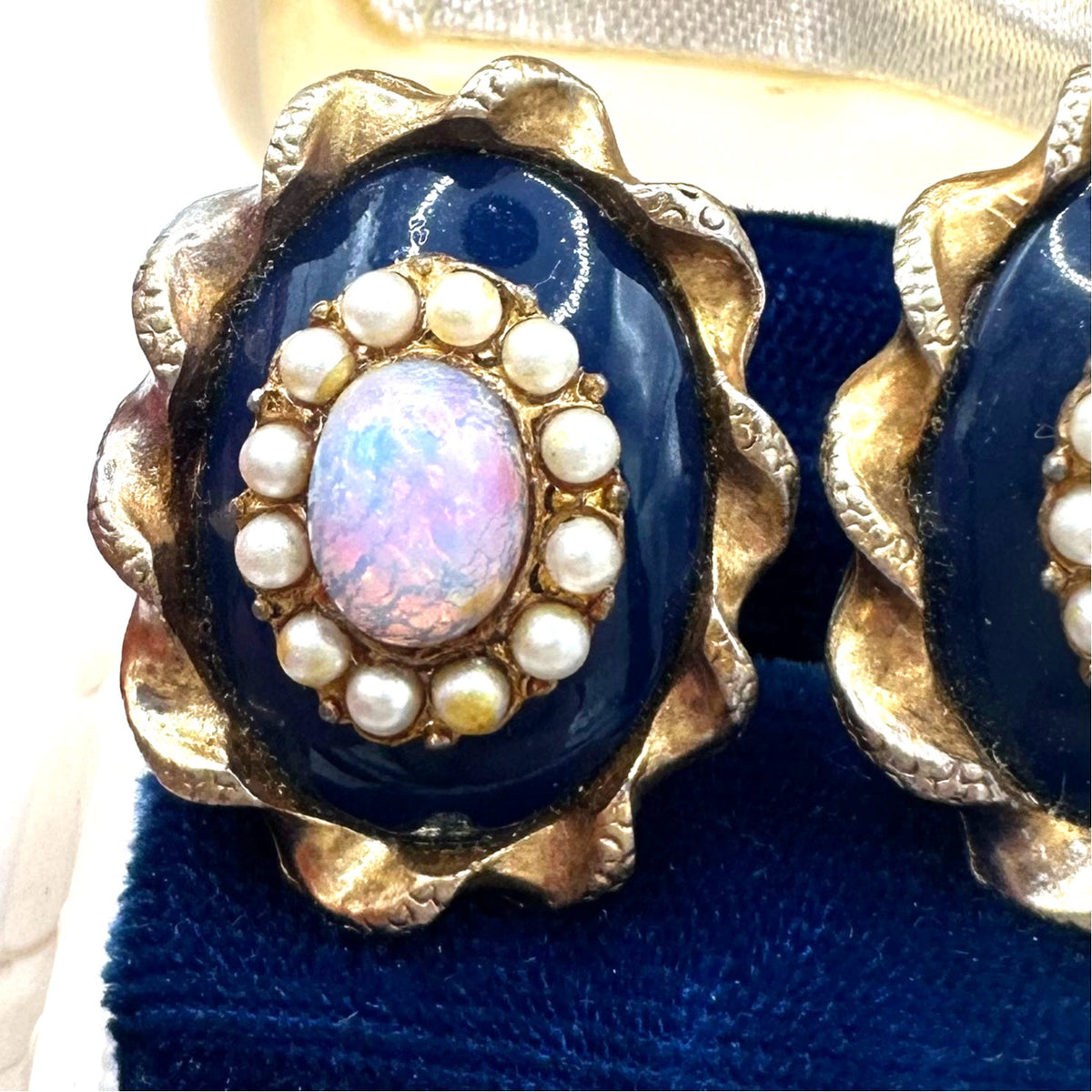 Vintage gold tone pink opalite art glass cabochon faux pearl clip on earrings