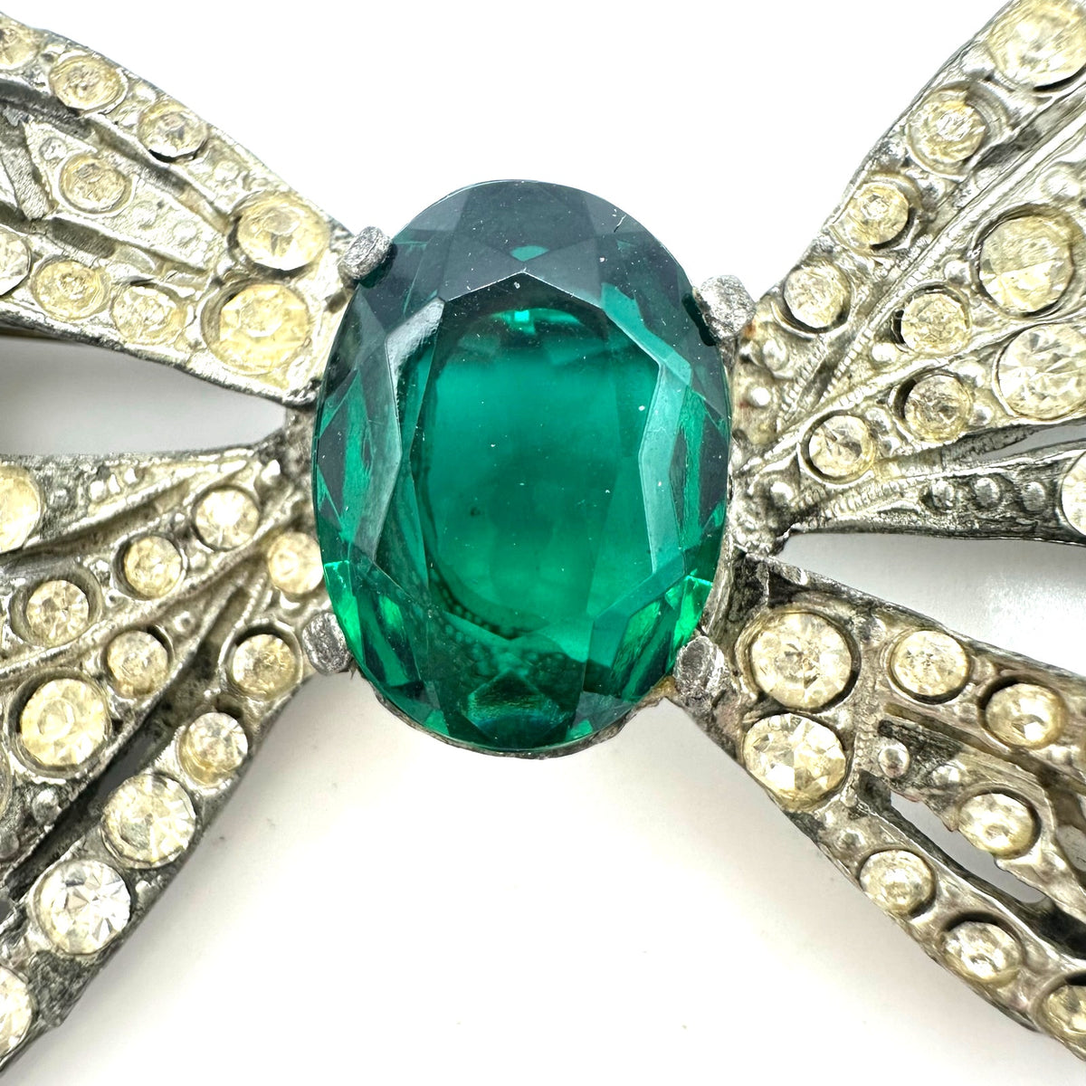1930s antique Art Deco silver tone pot metal green clear rhinestones bow brooch