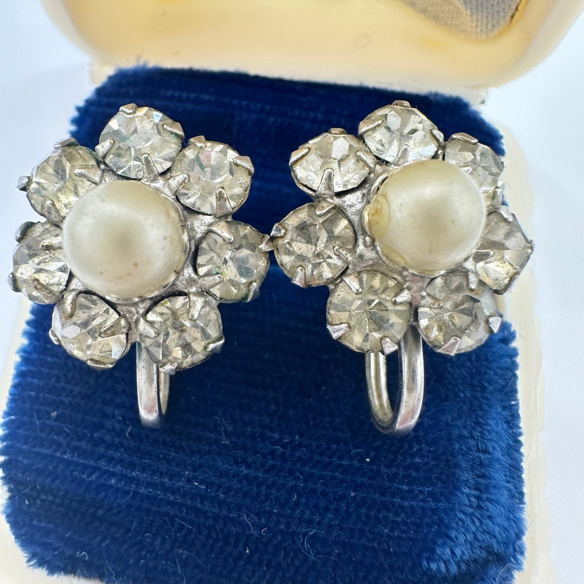 Fantasy of Jewels 1940s silver tone rhinestones faux pearls screw back earrings