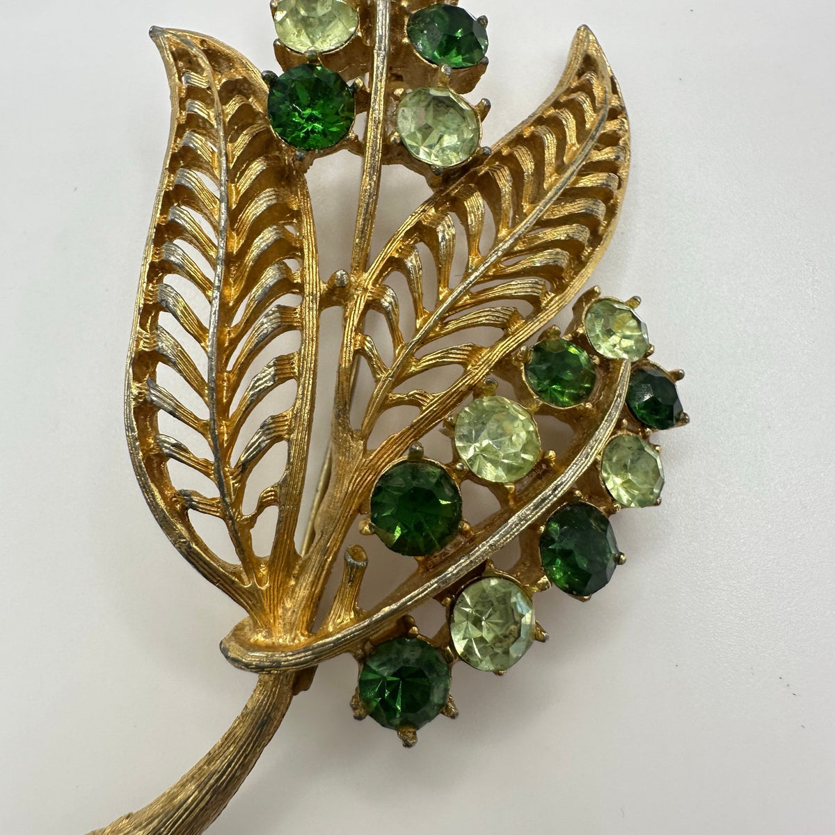 Coro vintage 1950s gold tone fern light green rhinestones leaf leaves brooch