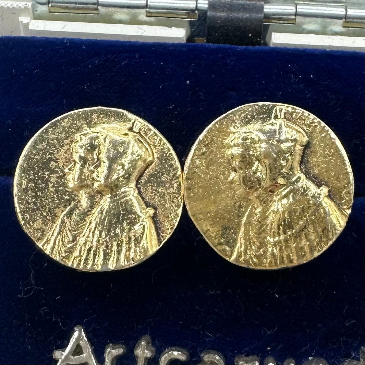 Vintage gold tone double cameos king queen coins screw back earrings