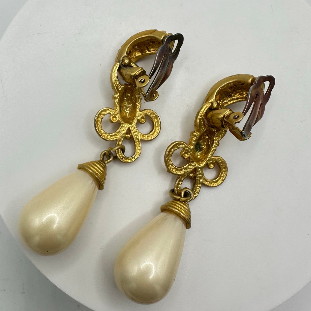 1990s vintage gold tone rope faux pearls dangle high end clip on earrings