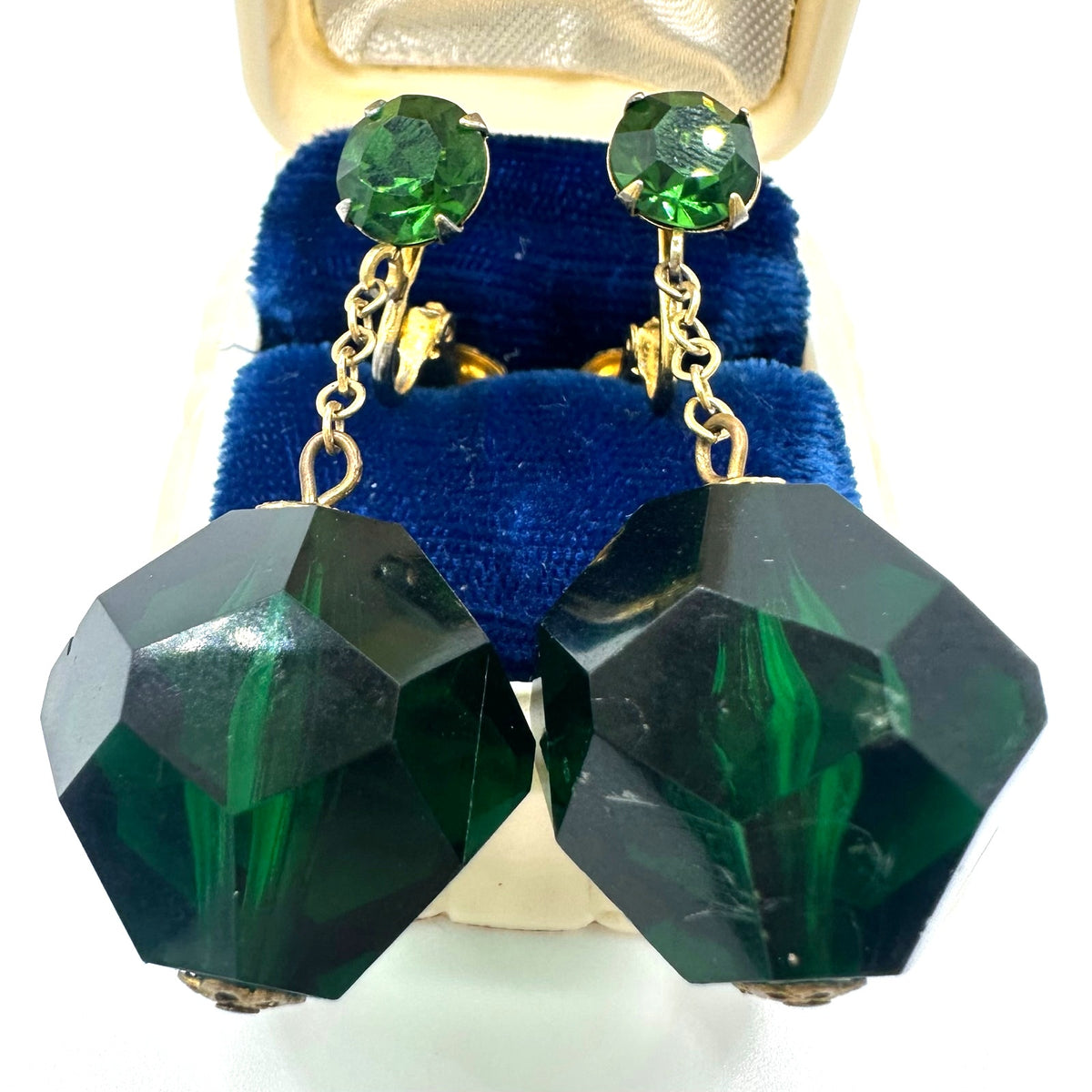 Vintage gold tone fern green rhinestones emerald lucite clip on drop earrings