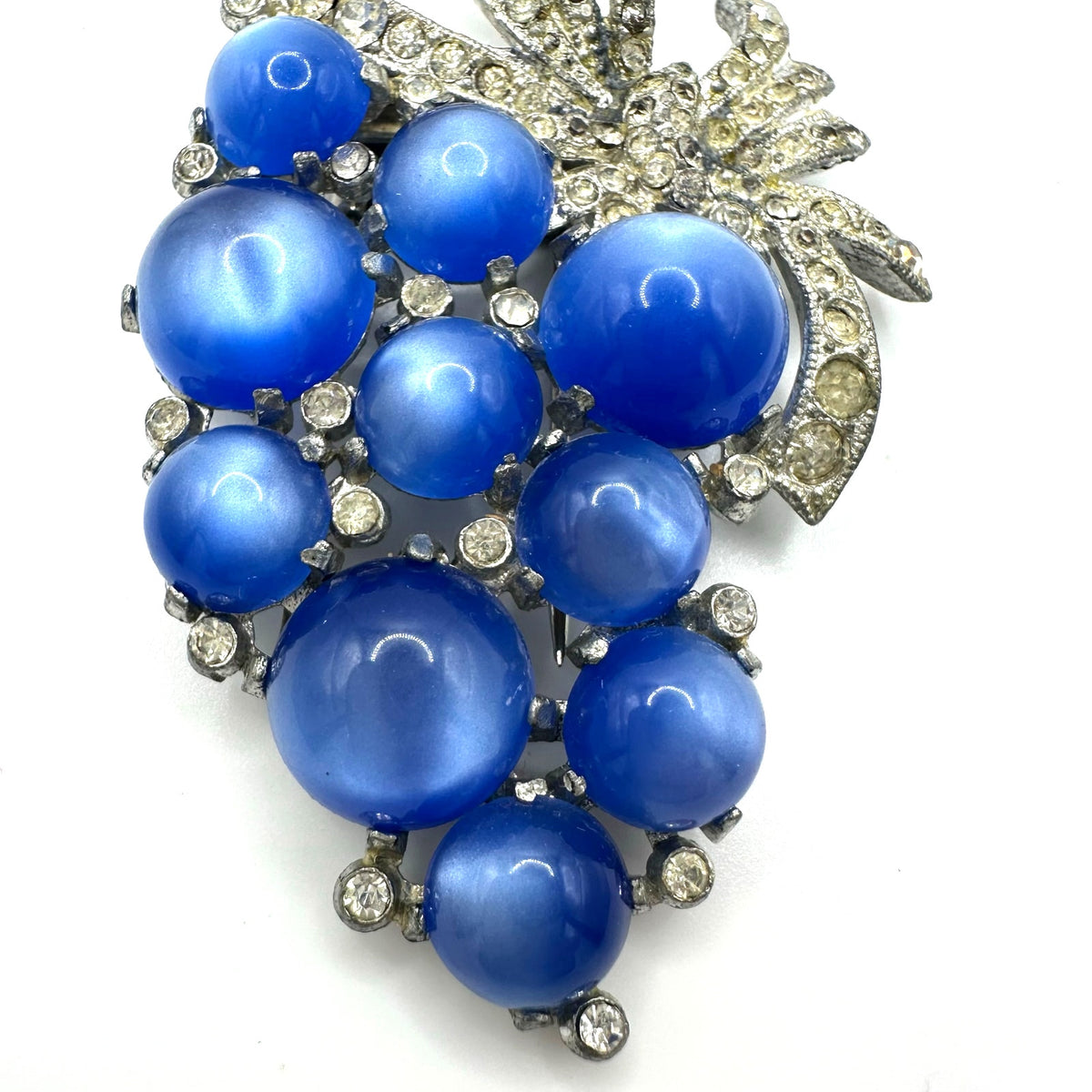 Coro 1941 silver tone blue moonglow lucite rhinestones grapes bunch brooch clip