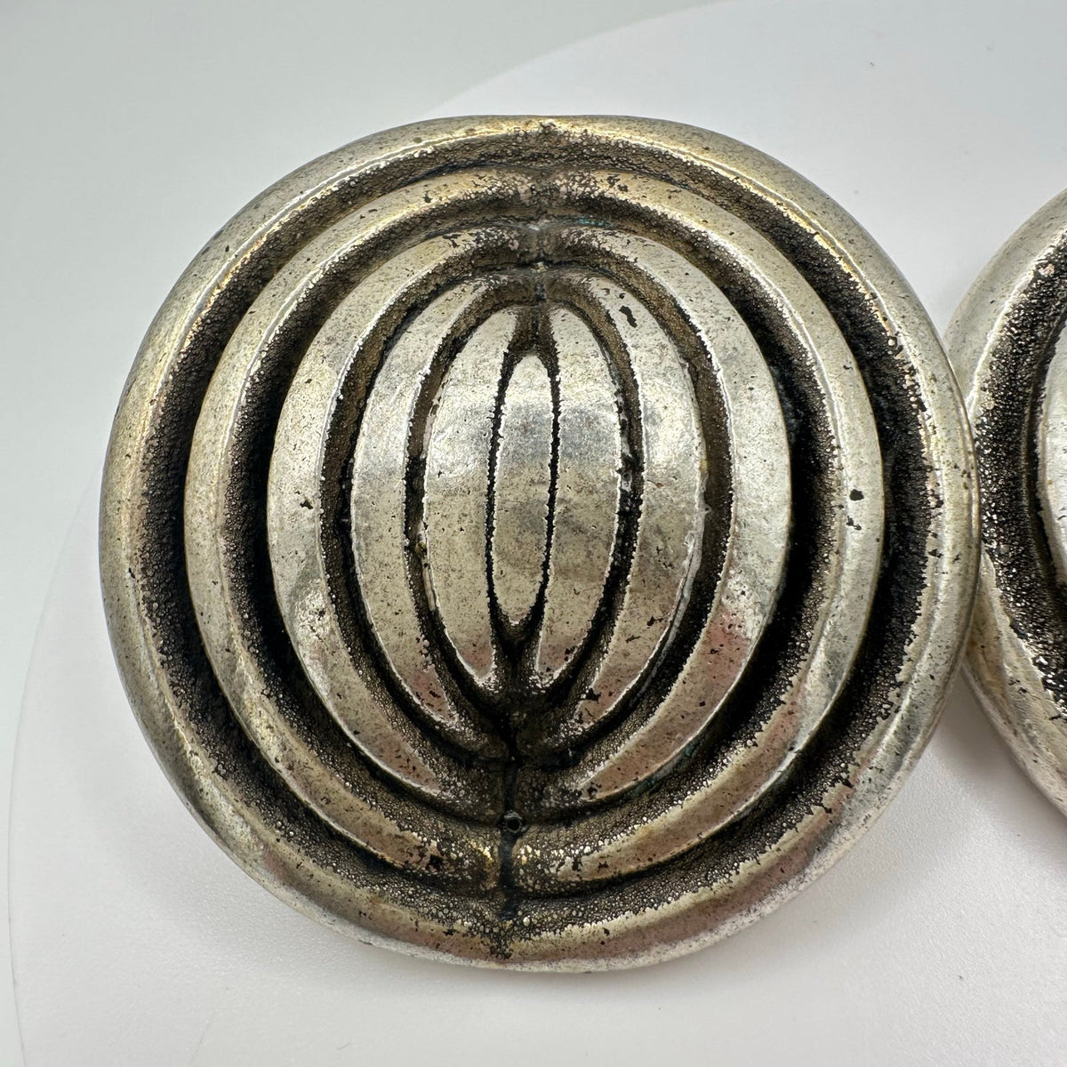 Jeff Lieb vintage massive silver tone scalloped discs statement clip on earrings