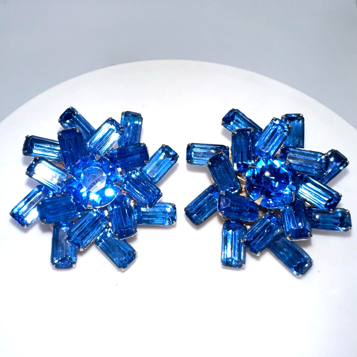 Vintage gold tone large royal blue glass rhinestones starburst clip on earrings