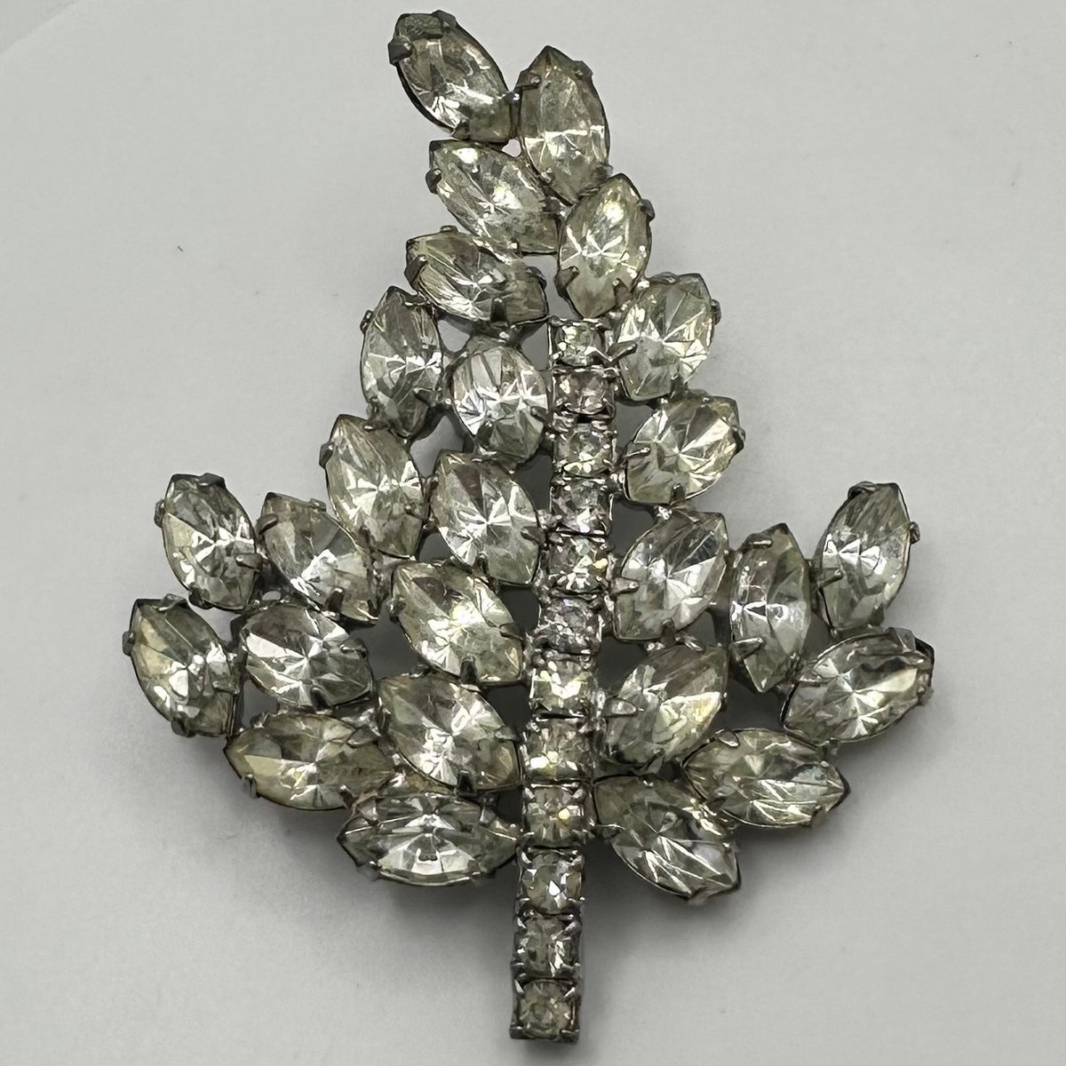1940s 1950s vintage silver tone rhodium clear glass rhinestones leaf brooch