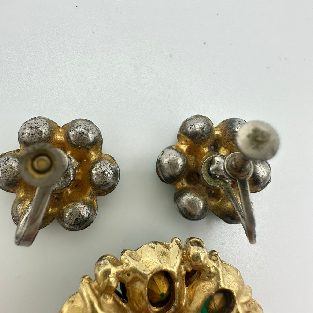 Vintage 1940s gold tone emerald green clear rhinestones brooch screw earrings