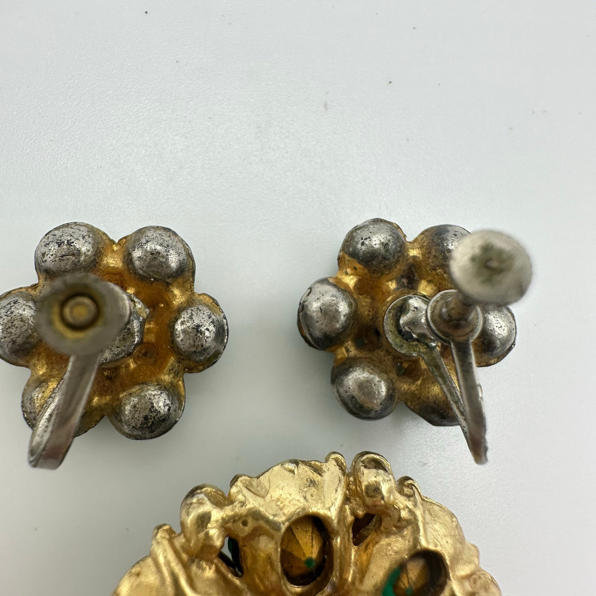 Vintage 1940s gold tone emerald green clear rhinestones brooch screw earrings