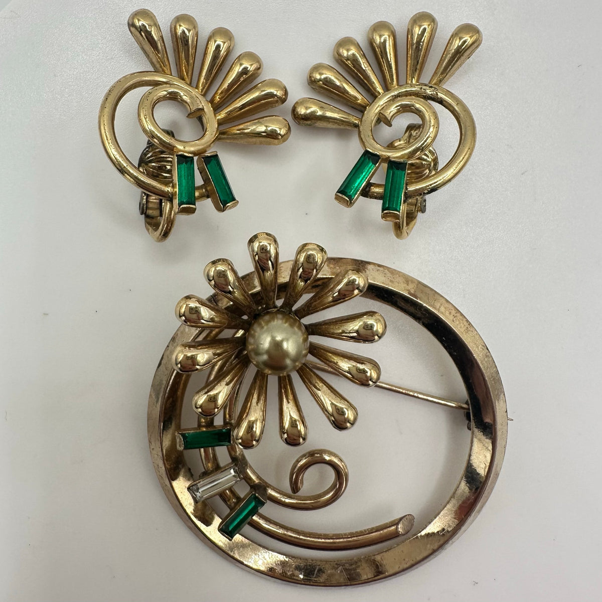 Kreisler vintage 1940s gold plated green rhinestones brooch clip on earrings