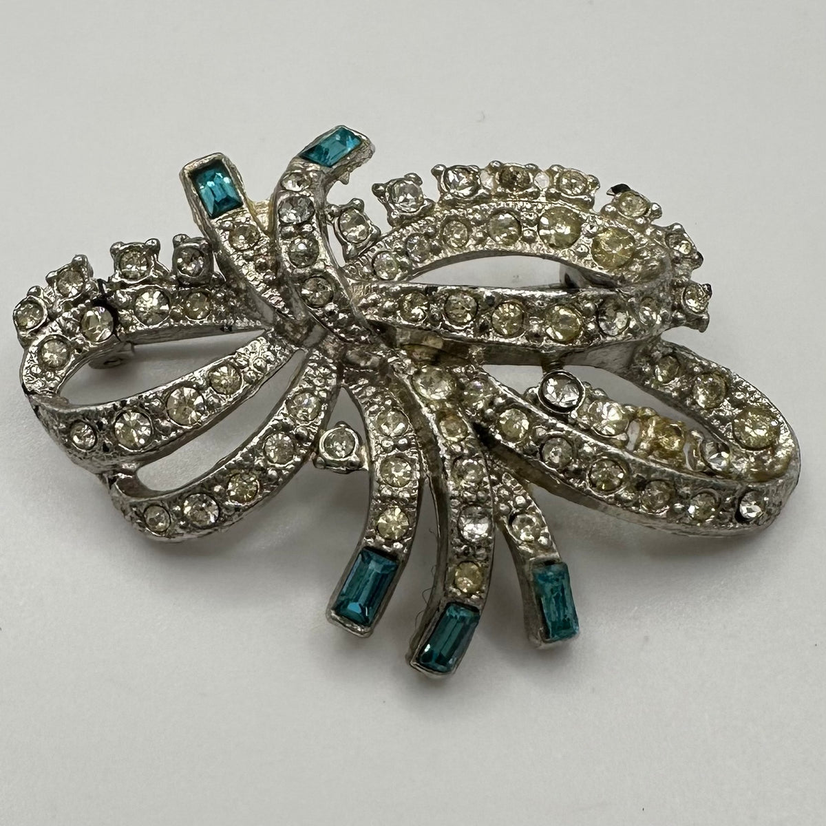 Vintage 1940 silver tone rhodium plated clear blue rhinestones bow brooch