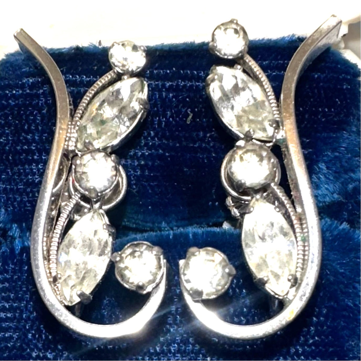 Krementz vintage clear rhinestones rhodium silver tone screw back earrings