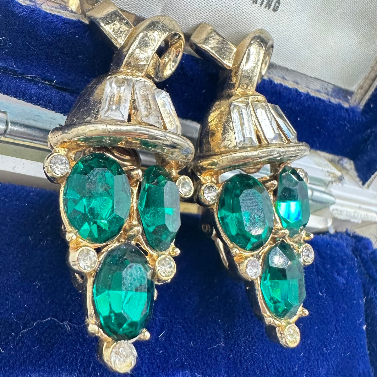Coro vintage gold tone emerald green rhinestones baguettes clip on earrings