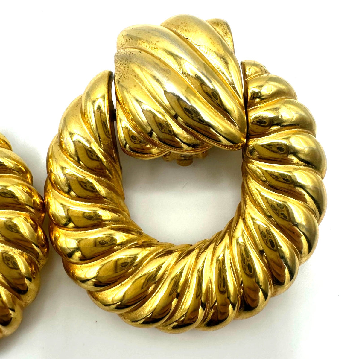 Vintage 1980s 1990s gold tone scalloped door knocker statement clip on earrings